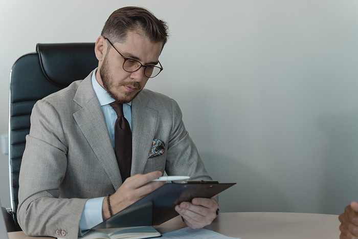 التحقق من محتوى وثيقة التأمين