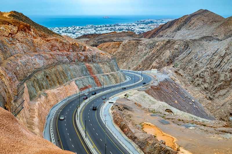 الطريق إلى عمان - منفذ خطم الملاحة